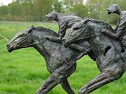 Fanatico-fanatiek is een bronzen beeld van twee racende jockeys | bronzen beelden en tuinbeelden, figurative bronze sculptures van Jeanette Jansen |